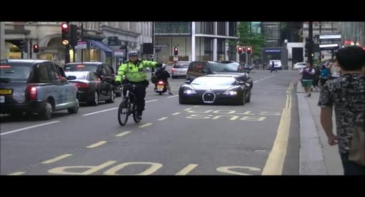 Полицейский на велосипеде остановил Bugatti Veyron