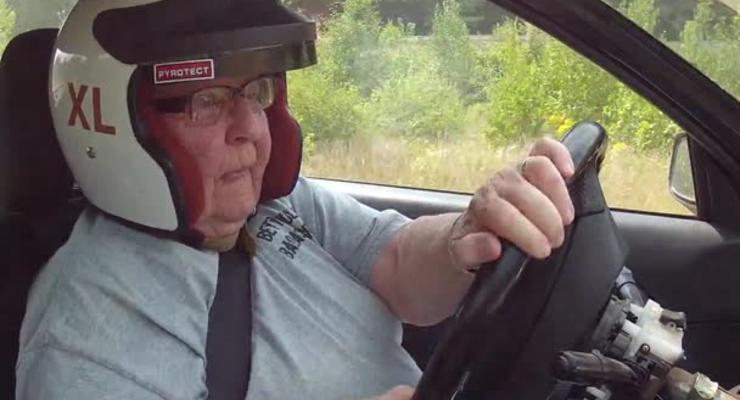 Бабушка возрастом 91 год очень лихо гоняет на ралли