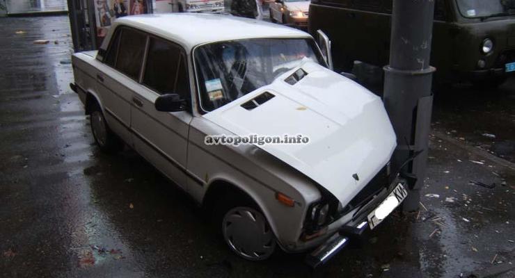 В Киеве автомобиль протаранил столб, водитель погиб