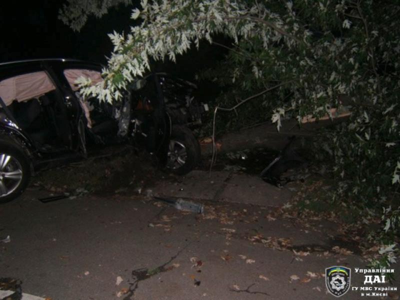 В Киеве Infiniti снесла дерево, водитель погиб на месте / ГАИ