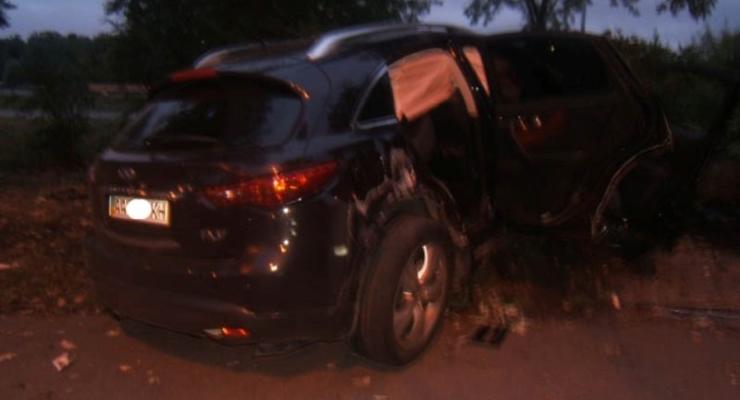 В Киеве Infiniti снесла дерево, водитель погиб на месте