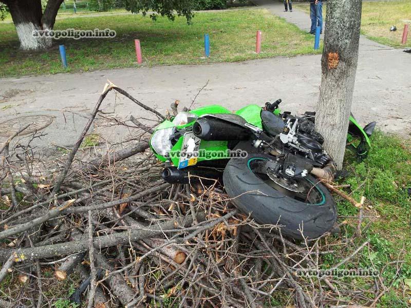 В Киеве мотоцикл разорвало на куски от удара об машину / avtopoligon.info