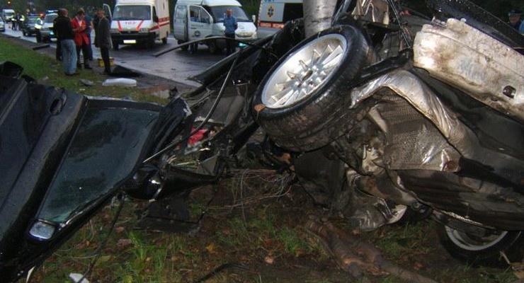 В Киеве BMW разорвало о столб, погибли пять человек