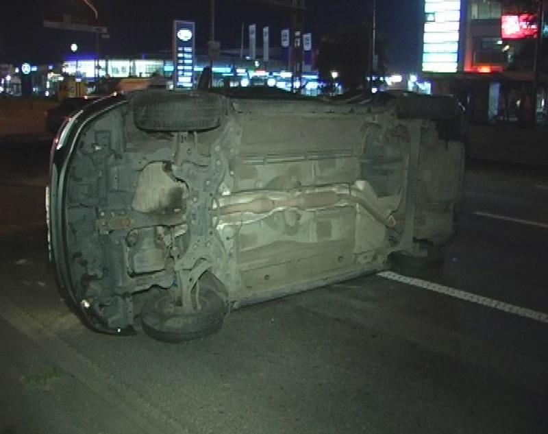 В Киеве 18-летний мойщик перевернул Тойоту клиента