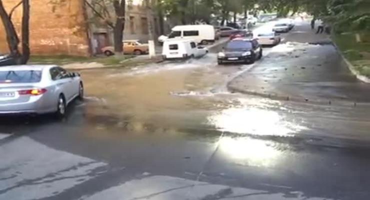 Улица Речная в Киеве стала рекой из-за прорыва трубы