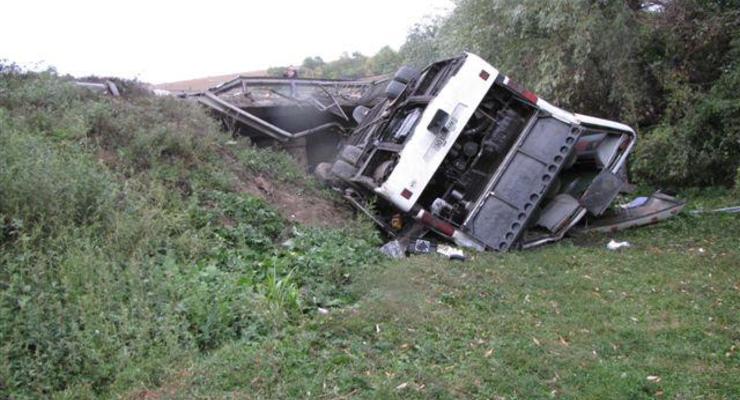 Перевернулся автобус с 19 пассажирами, двое погибли