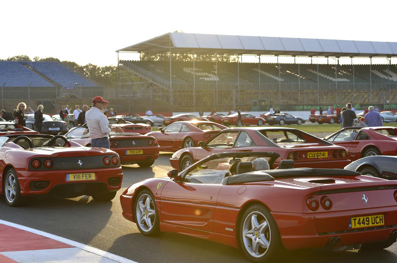 Прошел рекордный «слет» Ferrari – 964 суперкара / autocar.co.uk