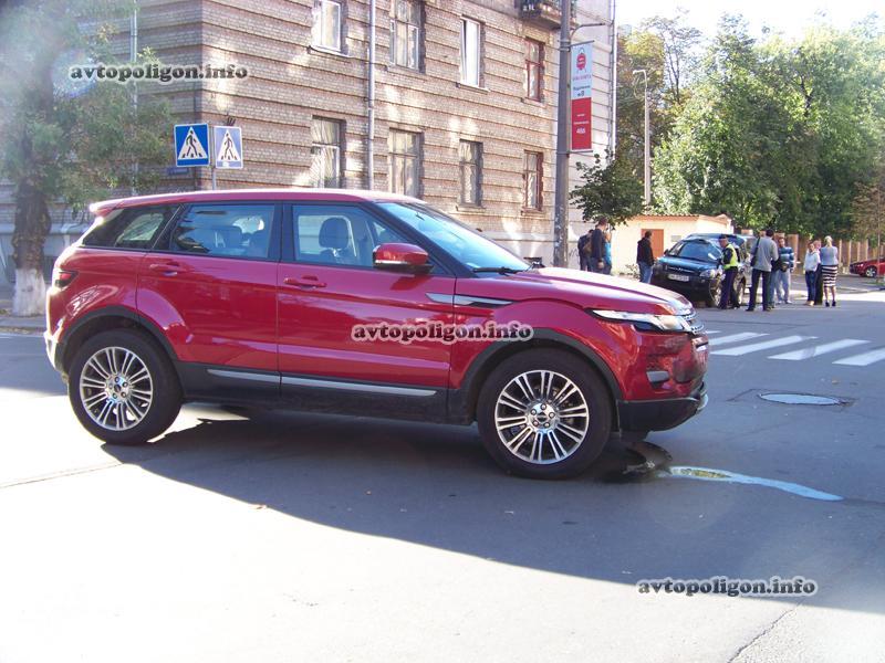 Киевлянка на Range Rover Evoque перевернула Хюндай / avtopoligon.info