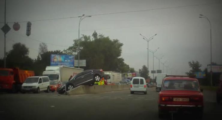 В Киеве Lexus залетел на отбойник и повис в воздухе