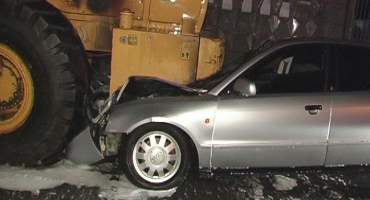 В Киеве Audi влетела в трактор, обе машины загорелись