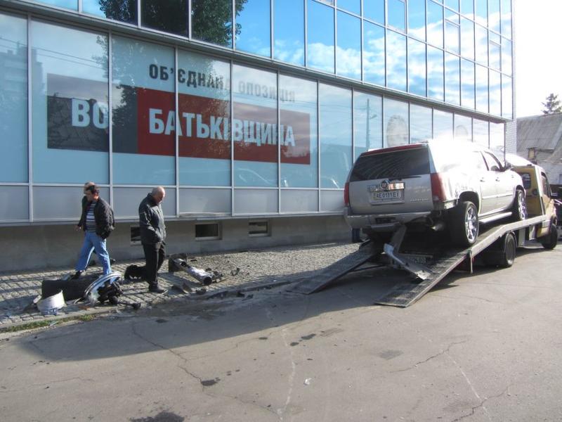 Дама на Cadillac снесла столб и «разбила лицо» Яценюку / 056.ua