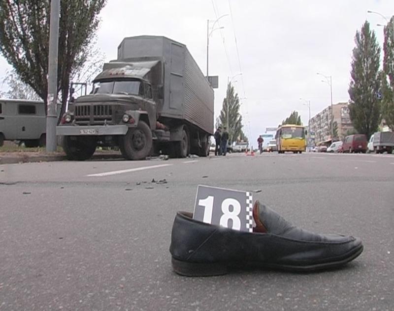В Киеве ВАЗ сбил человека и впечатал его в грузовик / magnolia-tv.com