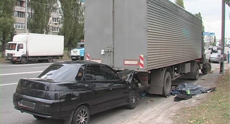В Киеве ВАЗ сбил человека и впечатал его в грузовик