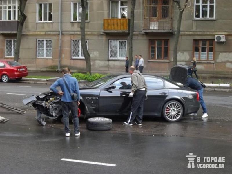 Студент на Mercedes с номерами 7777 разбил Maserati / od.vgorode.ua