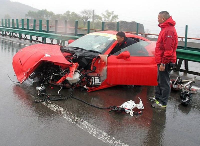 Два новых Ferrari гоняли по трассе и разбились в хлам / news.163.com