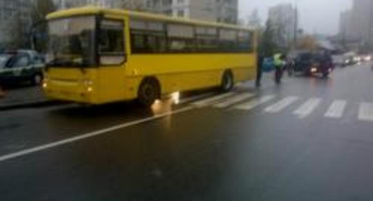 На переходе в Киеве маршрутка задавила пешехода