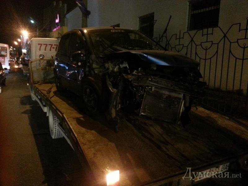 Lexus гонял по улицам с BMW и разбил пять машин / dumskaya.net