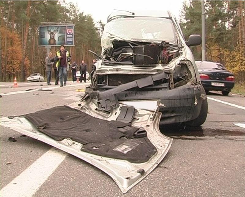 Под Киевом столкнулись два авто и маршрутка. Есть пострадавшие (ФОТО) / magnolia-tv.com