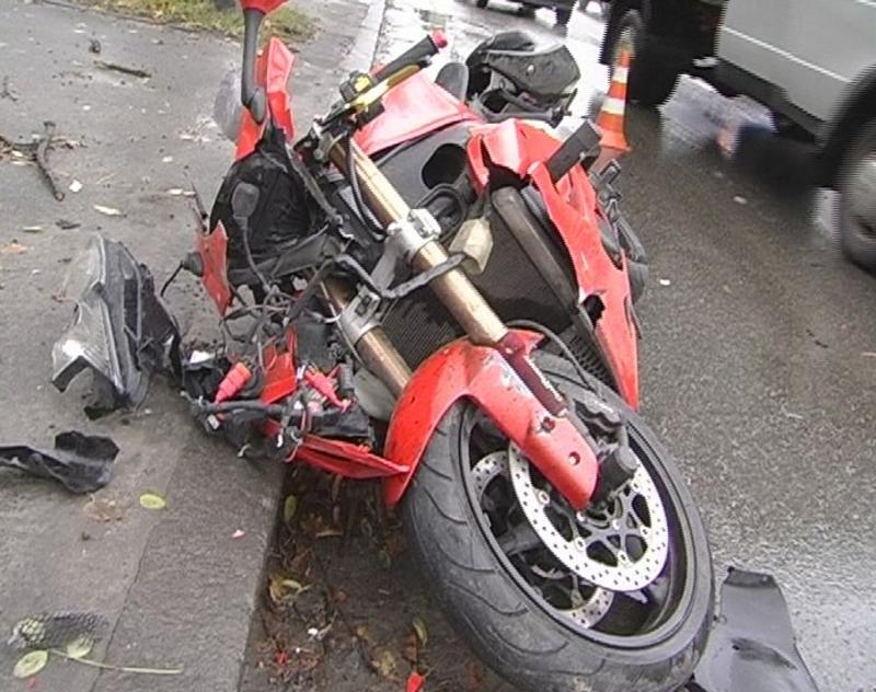 Из-за дождя мотоциклист разбился насмерть, влетев в иномарку (ФОТО) / magnolia-tv.com