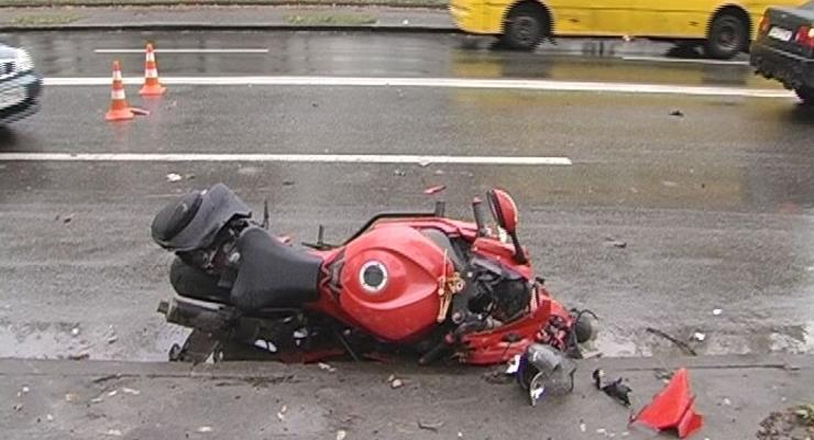 Из-за дождя мотоциклист разбился насмерть, влетев в иномарку (ФОТО)