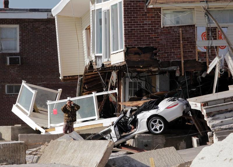 Последствия урагана в США: Bentley тянут, как на свалку