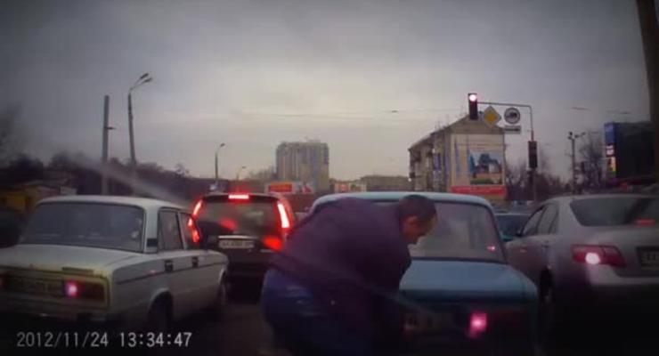 Харьковчанин догнал машину обидчика и сорвал номера