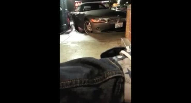 Девушка разбивает BMW, пытаясь выехать из парковки