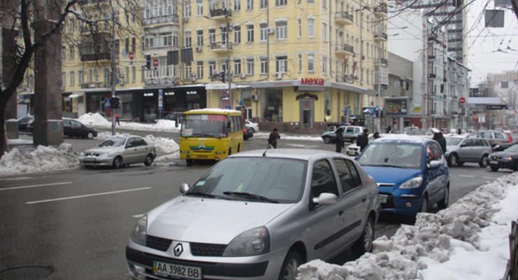 Киевляне игнорируют запрет парковки на 11 улицах