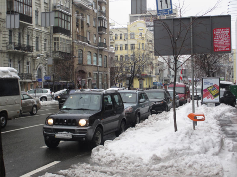 Киевляне игнорируют запрет парковки на 11 улицах / kyiv.comments.ua