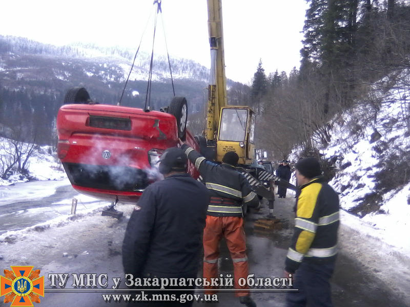 Киевлянин опрокинул свою машину в ледяную реку / МЧС