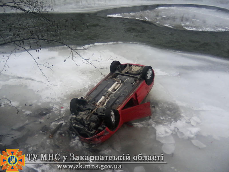 Киевлянин опрокинул свою машину в ледяную реку / МЧС