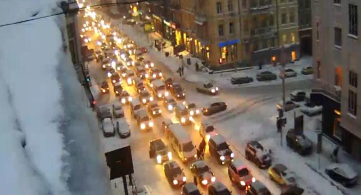 Пробки: Киев вновь загруз на 10 баллов из-за снегопада
