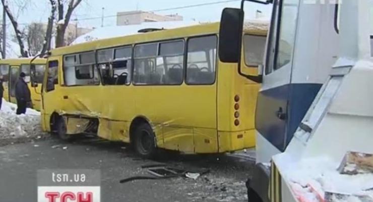 На перекрестке в Киеве эвакуатор врезался в маршрутку
