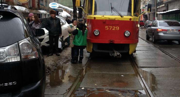 Трамваи в Киеве опять стали из-за дорогого кроссовера