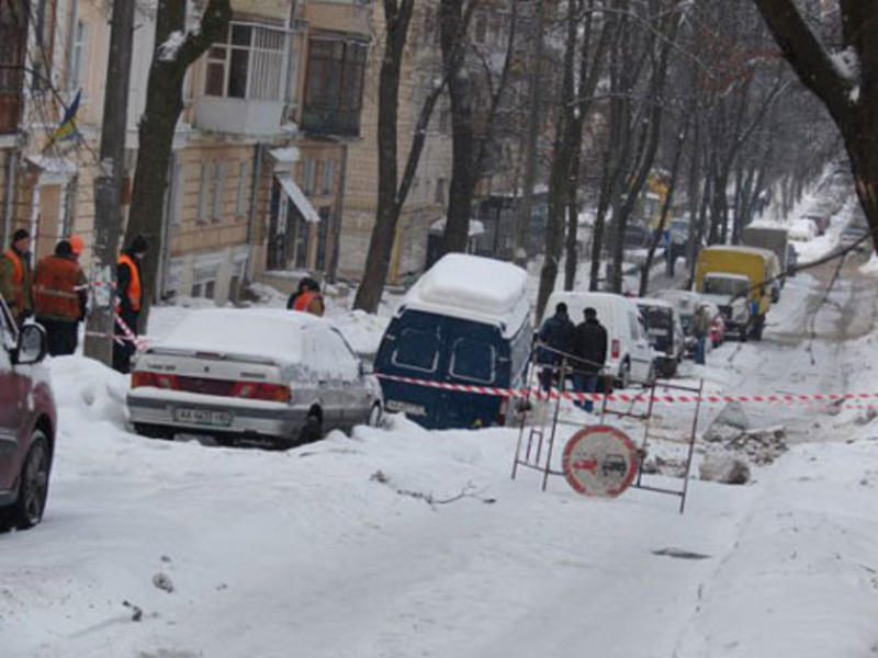 В Киеве машина провалилась в трехметровый котлован / Киевводоканал