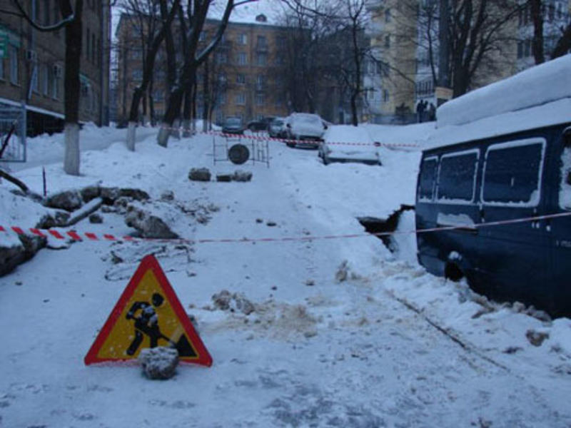 В Киеве машина провалилась в трехметровый котлован / Киевводоканал