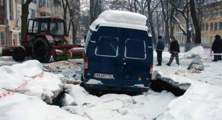 В Киеве машина провалилась в трехметровый котлован