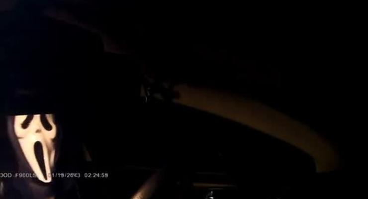 Гаишники остановили водителя в маске из Крика
