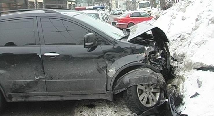 В Киеве водитель сбил женщину, разбил Ланос и сбежал