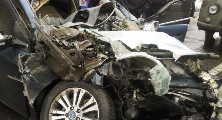 В Киеве Ford разорвало о грузовик, водитель погиб