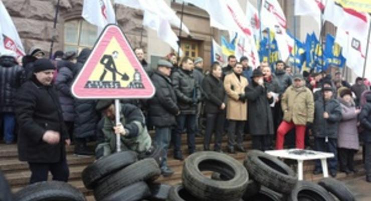 Оппозиция обложила мэрию шинами, протестуя против плохих дорог