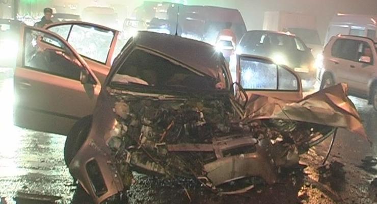 В Киеве Skoda врезалась в грузовик, водитель погиб