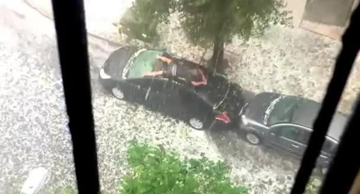Человек «плавает» на крыше собственного автомобиля