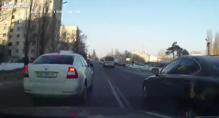 Разозленная женщина гонялась за обидчиком по Киеву
