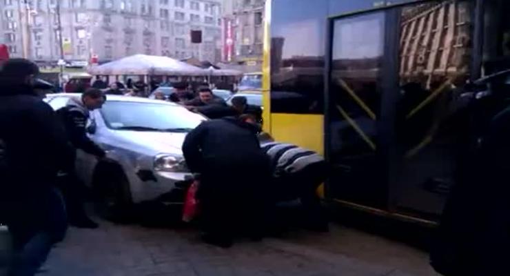На Майдане люди убрали Chevrolet с пути троллейбуса