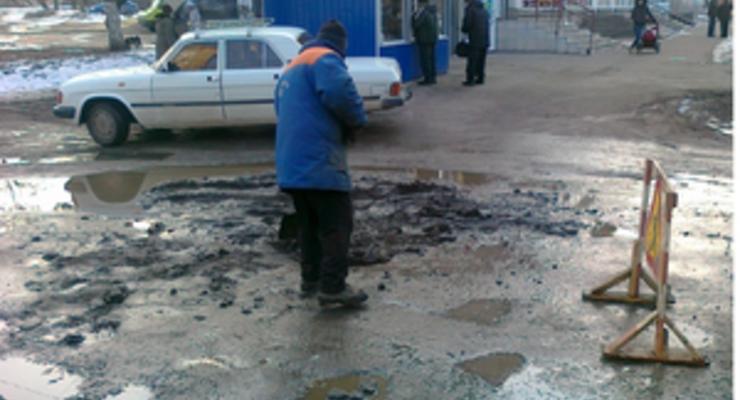 Азаров посчитал, сколько Украина теряет из-за плохих дорог