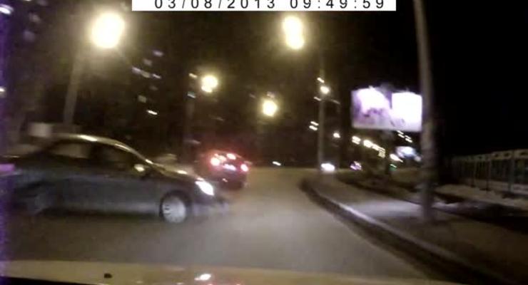 Камера засняла, как в Киеве столкнулись три иномарки