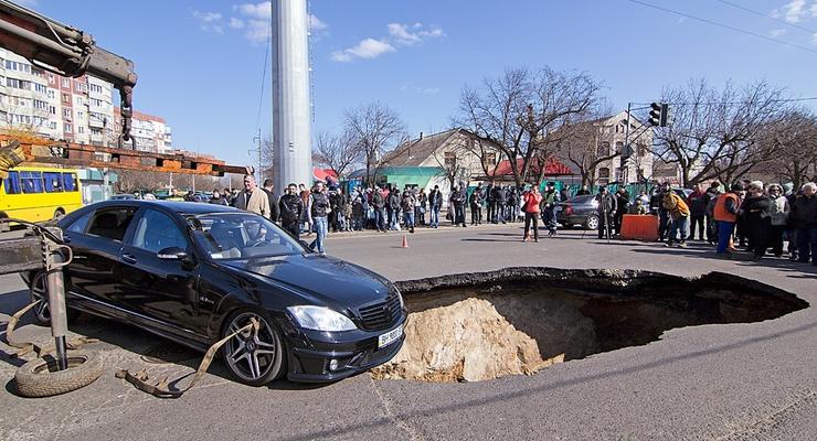 В Одессе перед машиной появилась огромнейшая яма