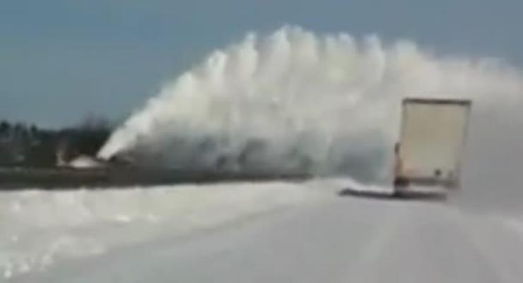Уборка по-украински: водителей «обстреливают» снегом
