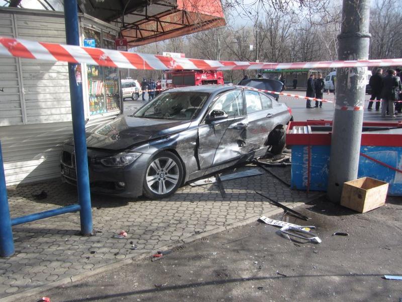На остановке BMW насмерть сбил 4 человек (ВИДЕО)